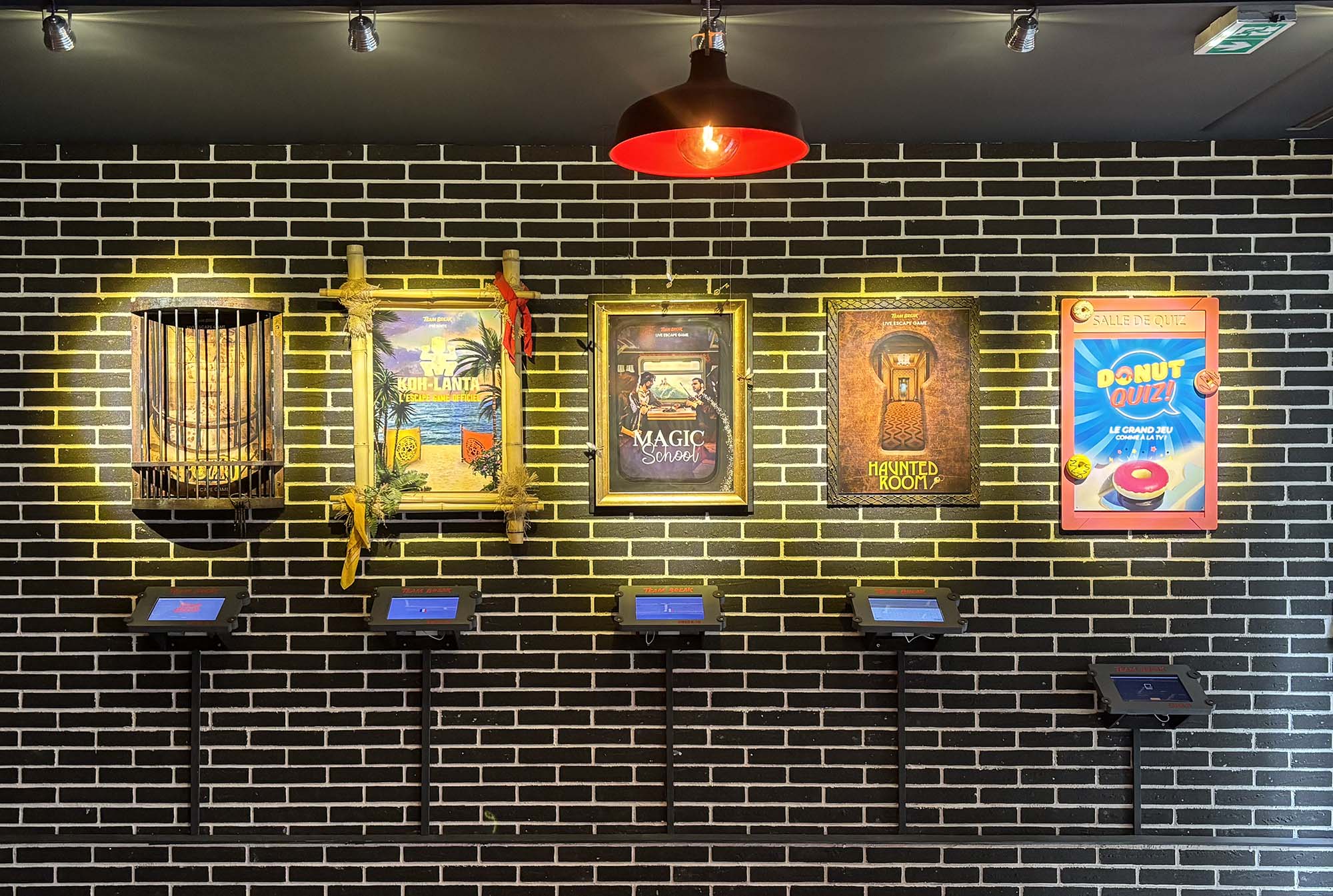 Le mur des affiches et les bornes de l’accueil