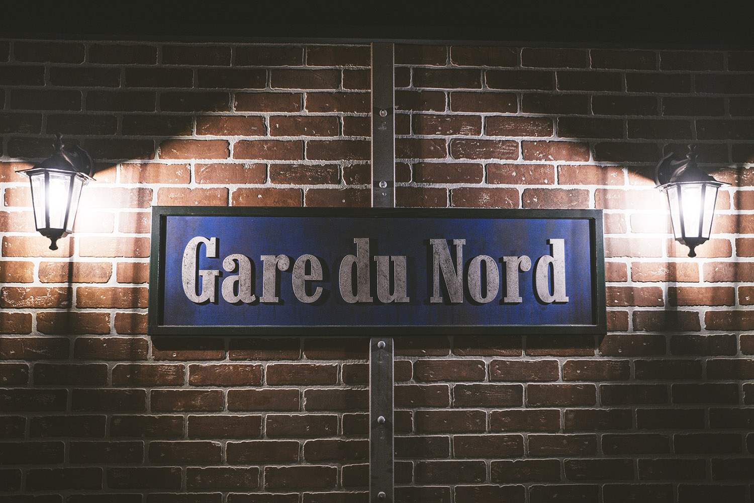 L’enseigne Gare du Nord, dans le décor de Dark Magic School à Paris 9