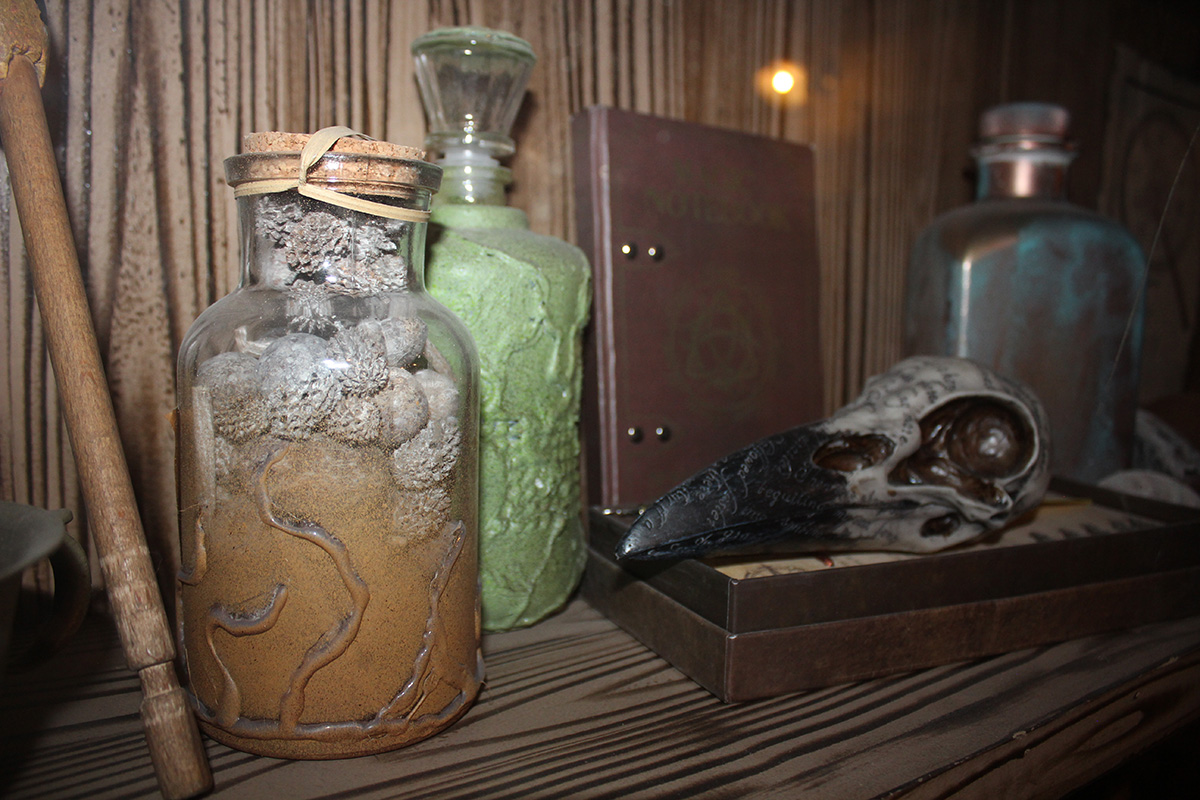 Fioles et grimoire, dans le décor de Dark Magic School à La Défense