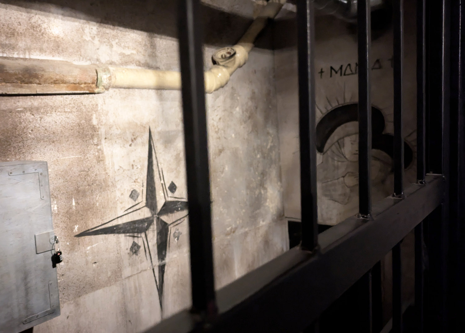 Barreaux et murs de béton, décor de Prison Break Asylum chez Team Break Paris 9