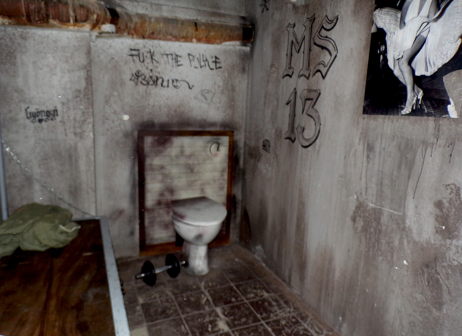 Murs tagués et carrelage usé, décor de Prison Break Asylum chez Team Break Paris 9