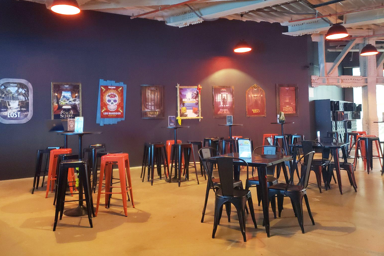Le salon d’attente et le mur d’affiches des missions