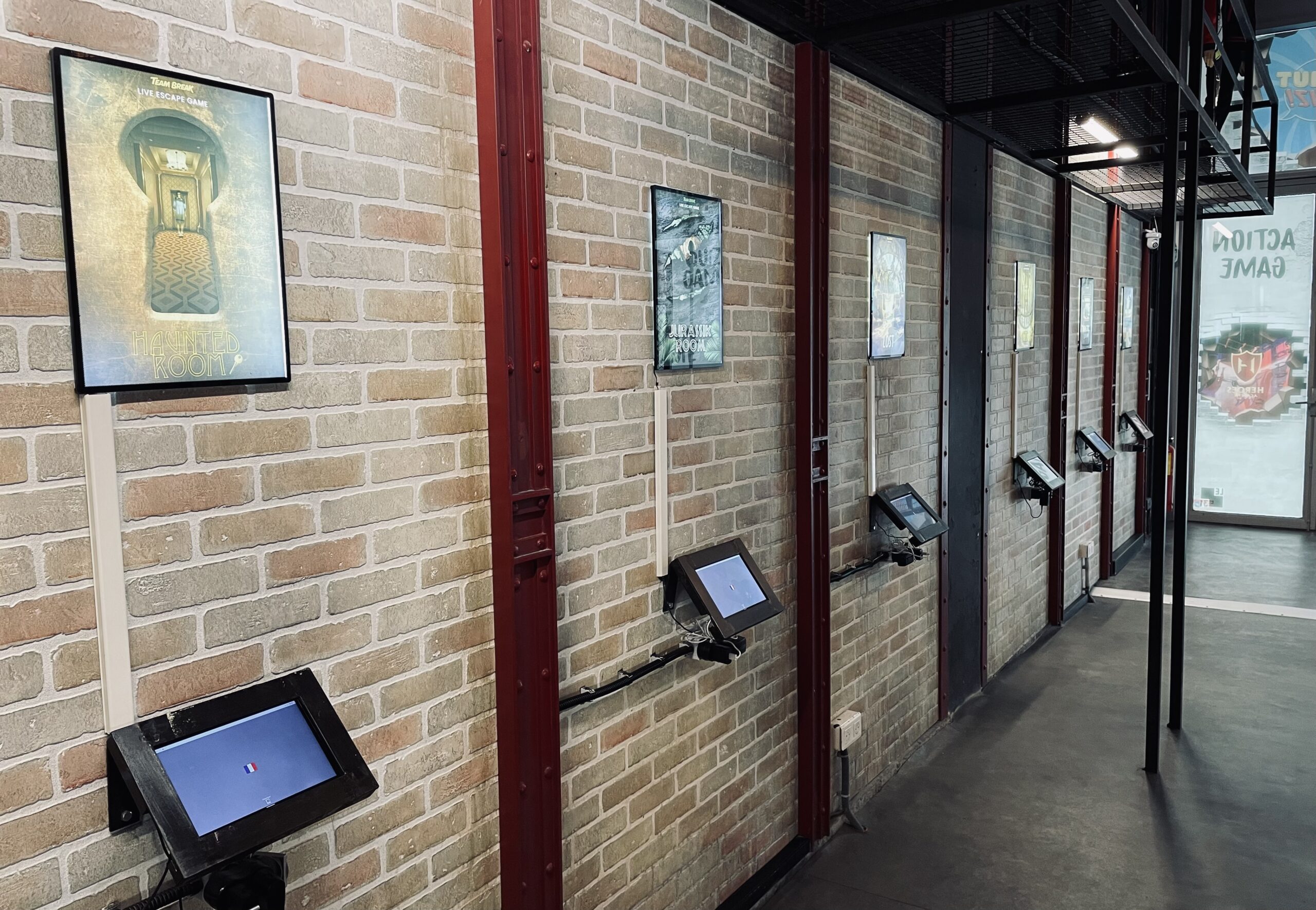 Le couloir d’entrée, avec les affiches des missions et les bornes