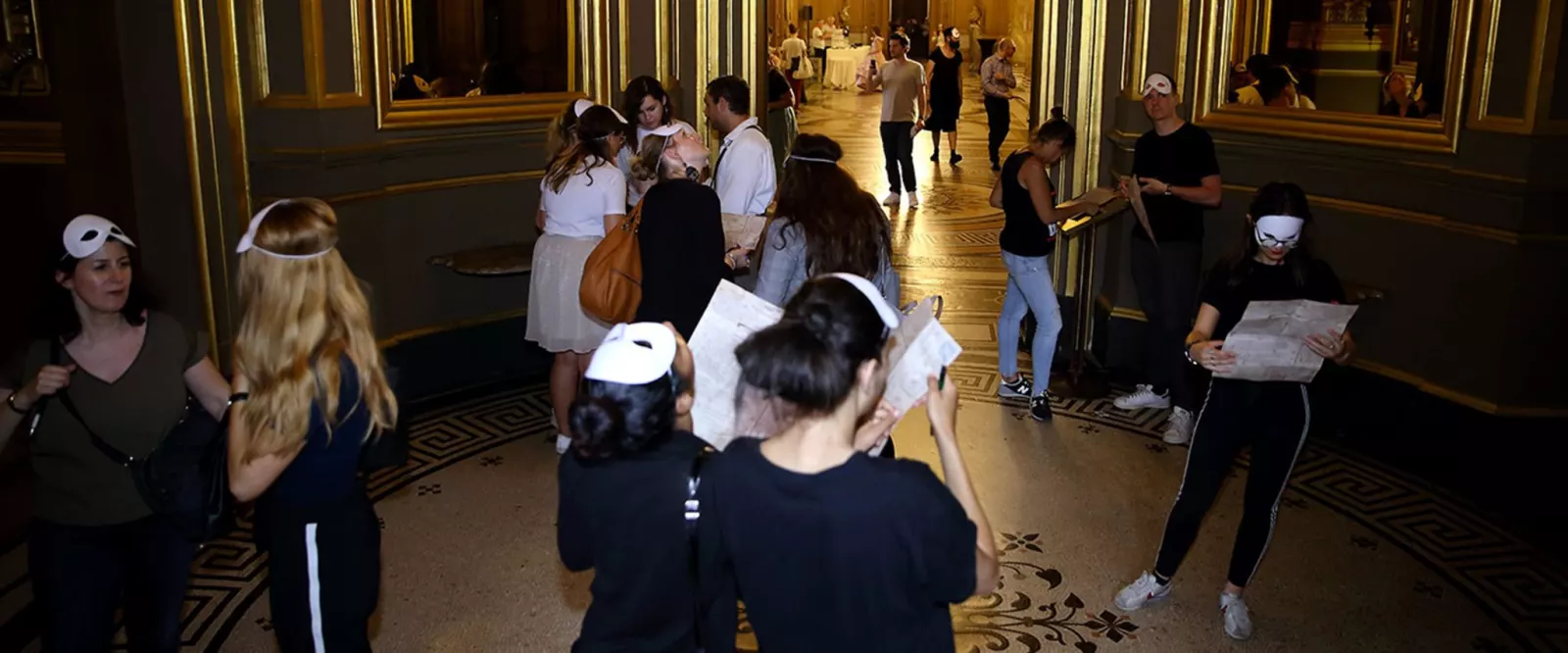Des joueurs masqués parcourent l'Opéra