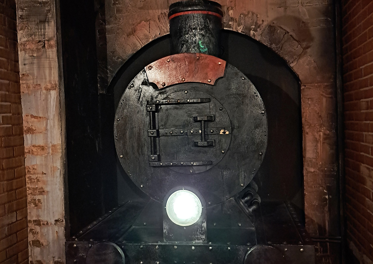 La locomotive à vapeur à quai et son phare allumé, escape game chez Team Break Lille