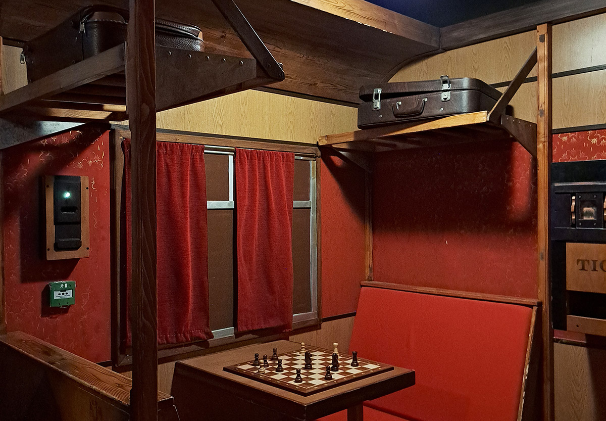 Le compartiment aux rideaux rouges, salle Magic School à Lille