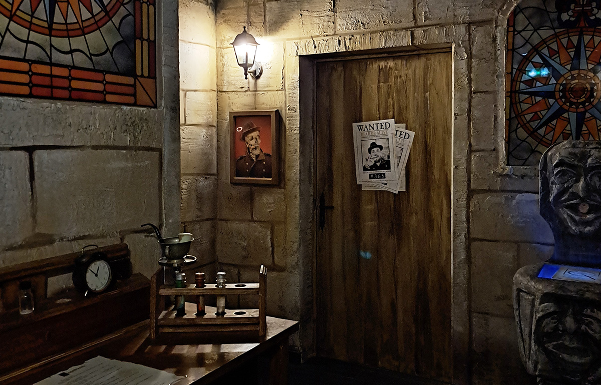 La salle d’alchimie, son vitrail et sa gargouille, escape game chez Team Break Lille