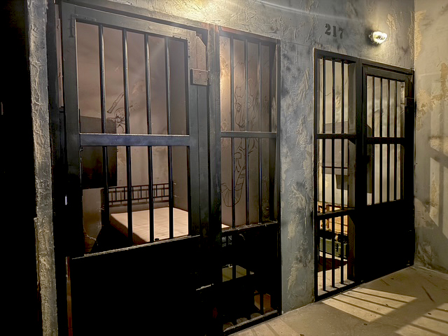 Grilles noires et murs gris, d&eacute;cor de Prison Break Asylum chez Team Break A&eacute;roville
