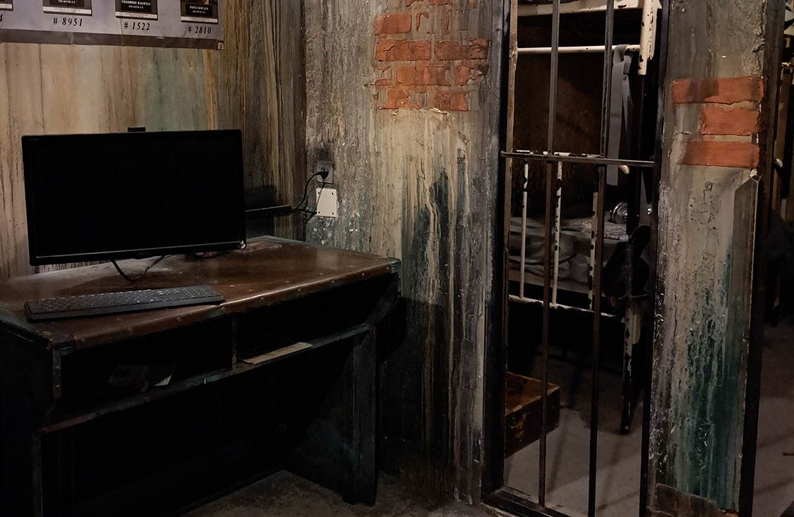 Des murs d&eacute;cr&eacute;pis, des briques et des grilles, d&eacute;cor de Prison Break Asylum chez Team Break Lille