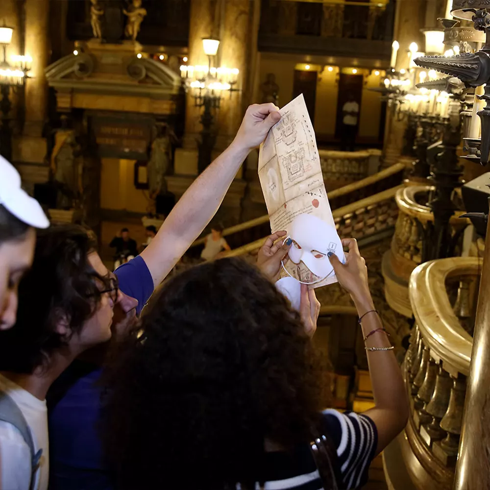 Des joueurs déchiffrent un indice dans le grand escalier