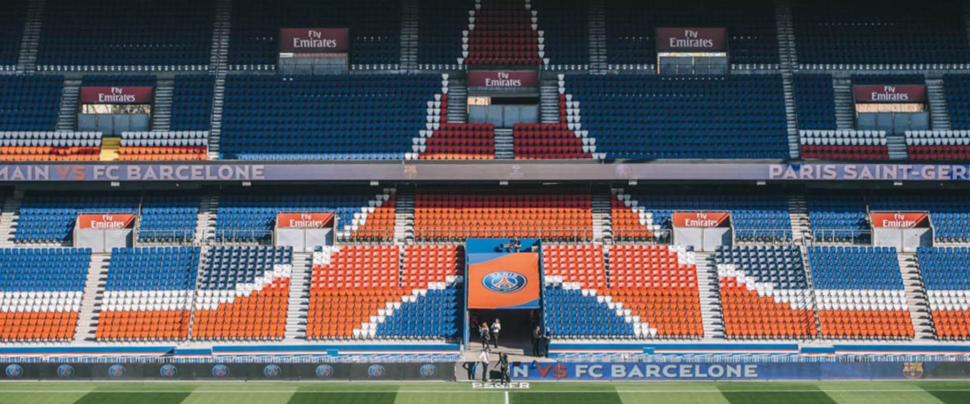 Les tribunes du Parc des Princes vues depuis la pelouse