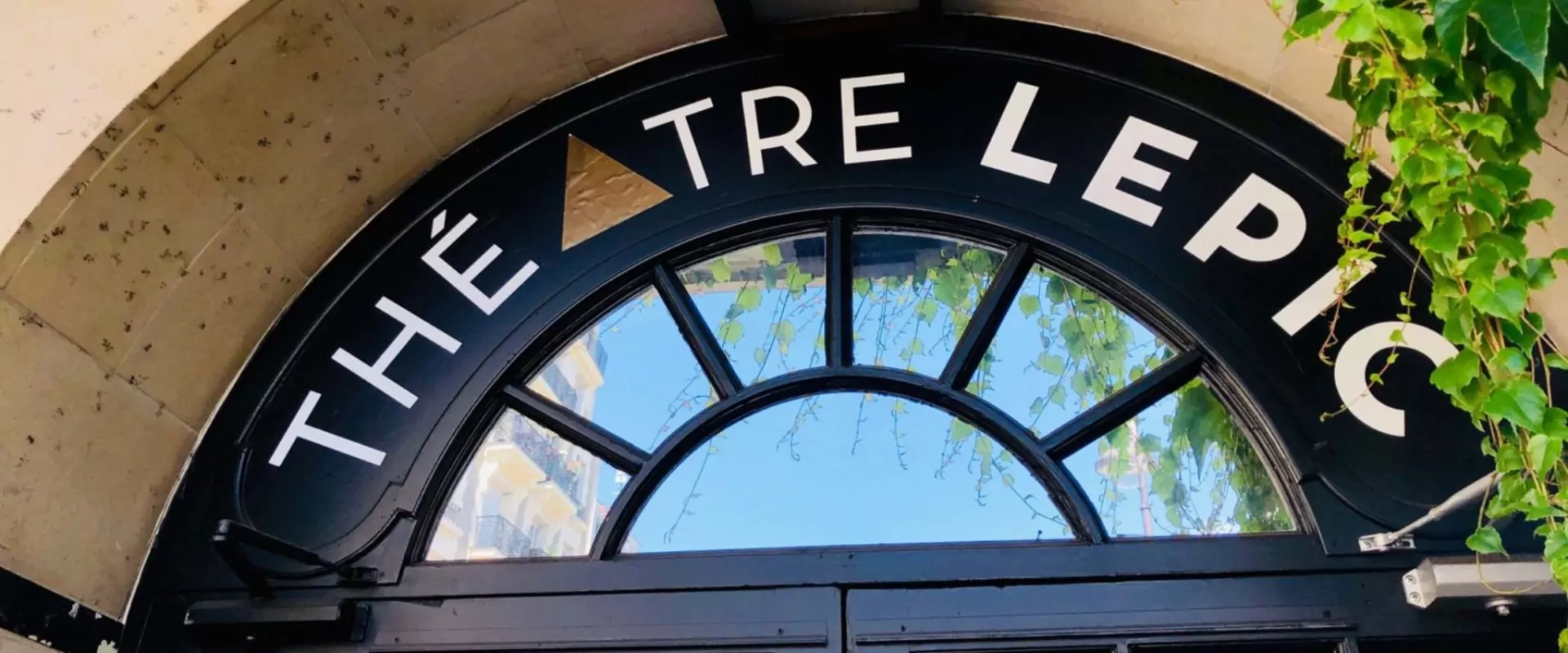 L'enseigne du Théâtre Lepic au-dessus de la porte