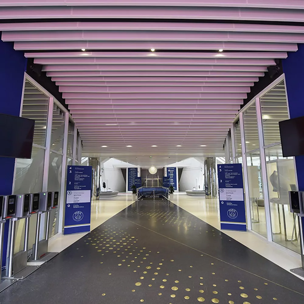 Un couloir des coulisses du Parc des Princes