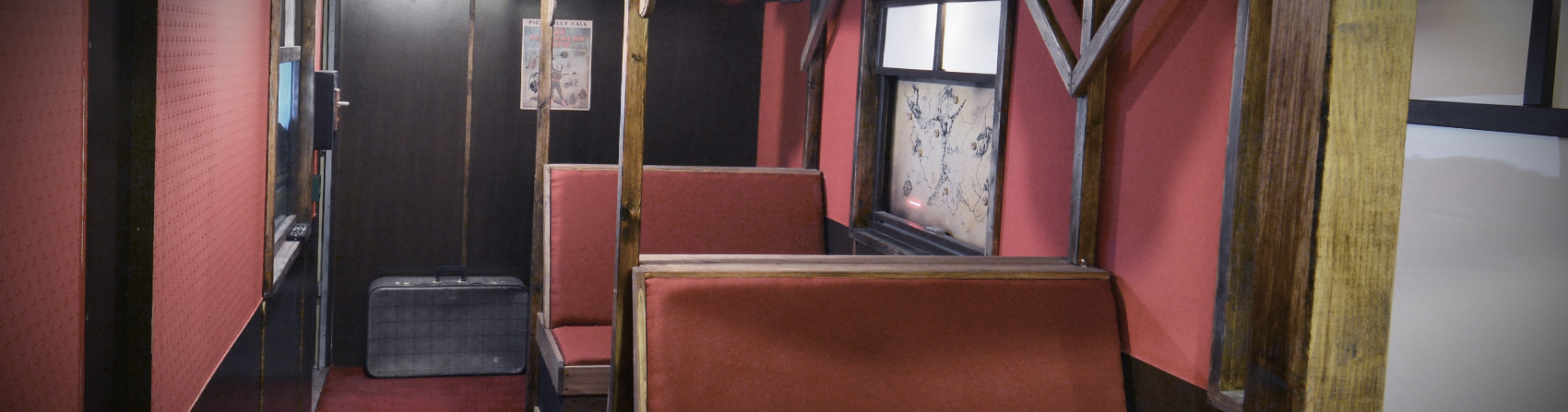 Le compartiment aux rideaux rouges, salle Magic School à Rouen