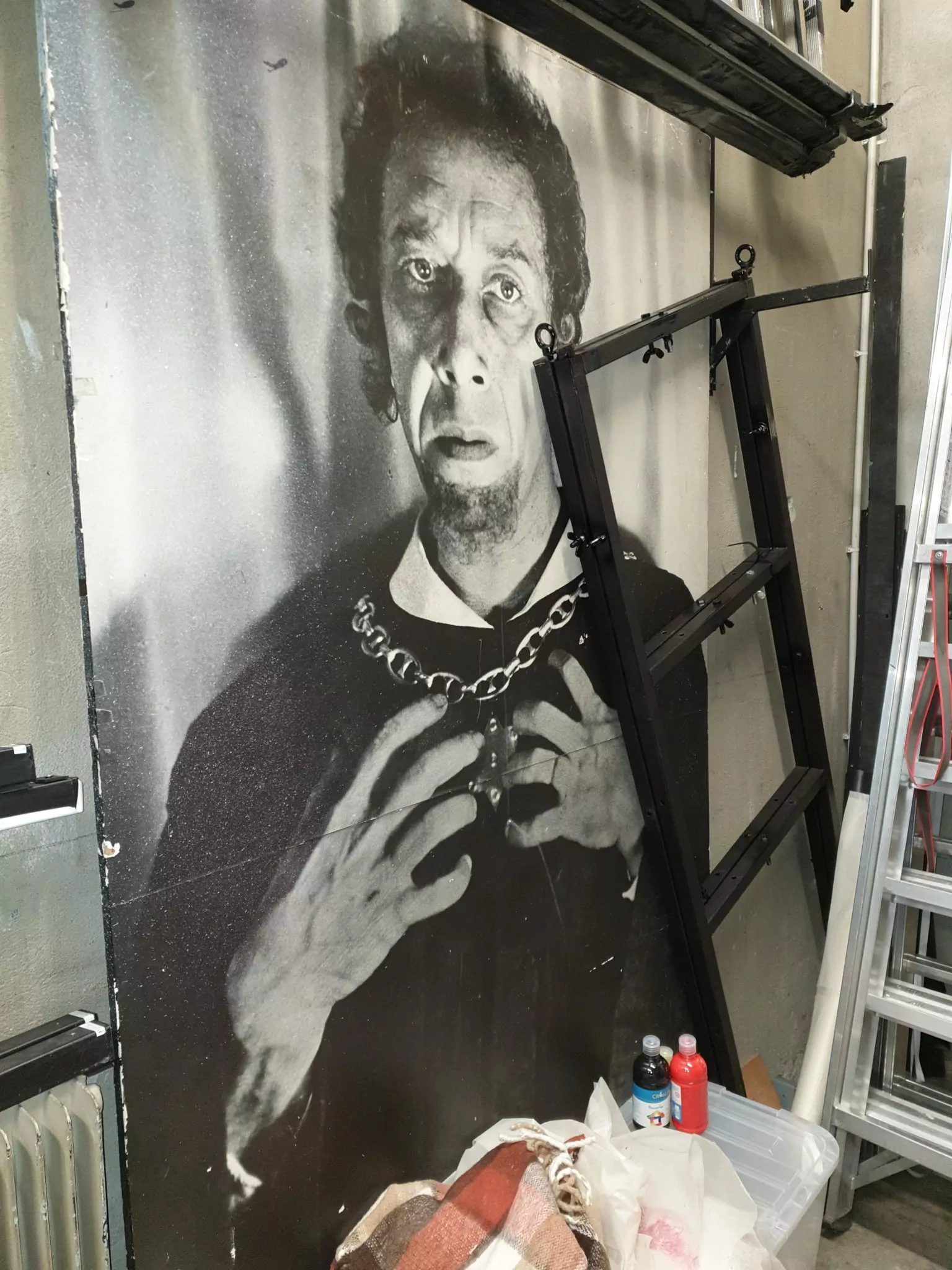 Un portrait en noir et blanc dans les coulisses