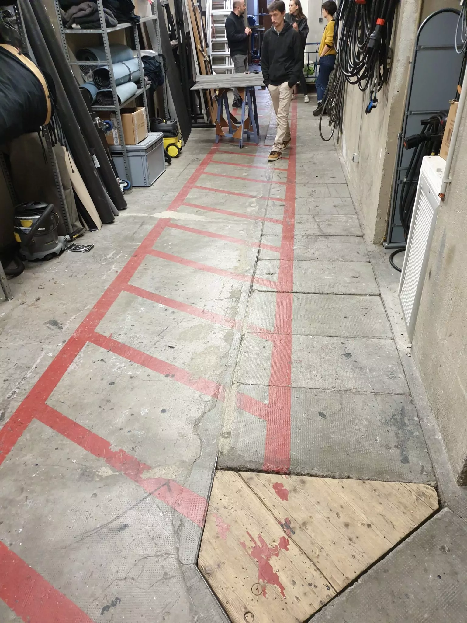 Un couloir des coulisses, marquage au sol
