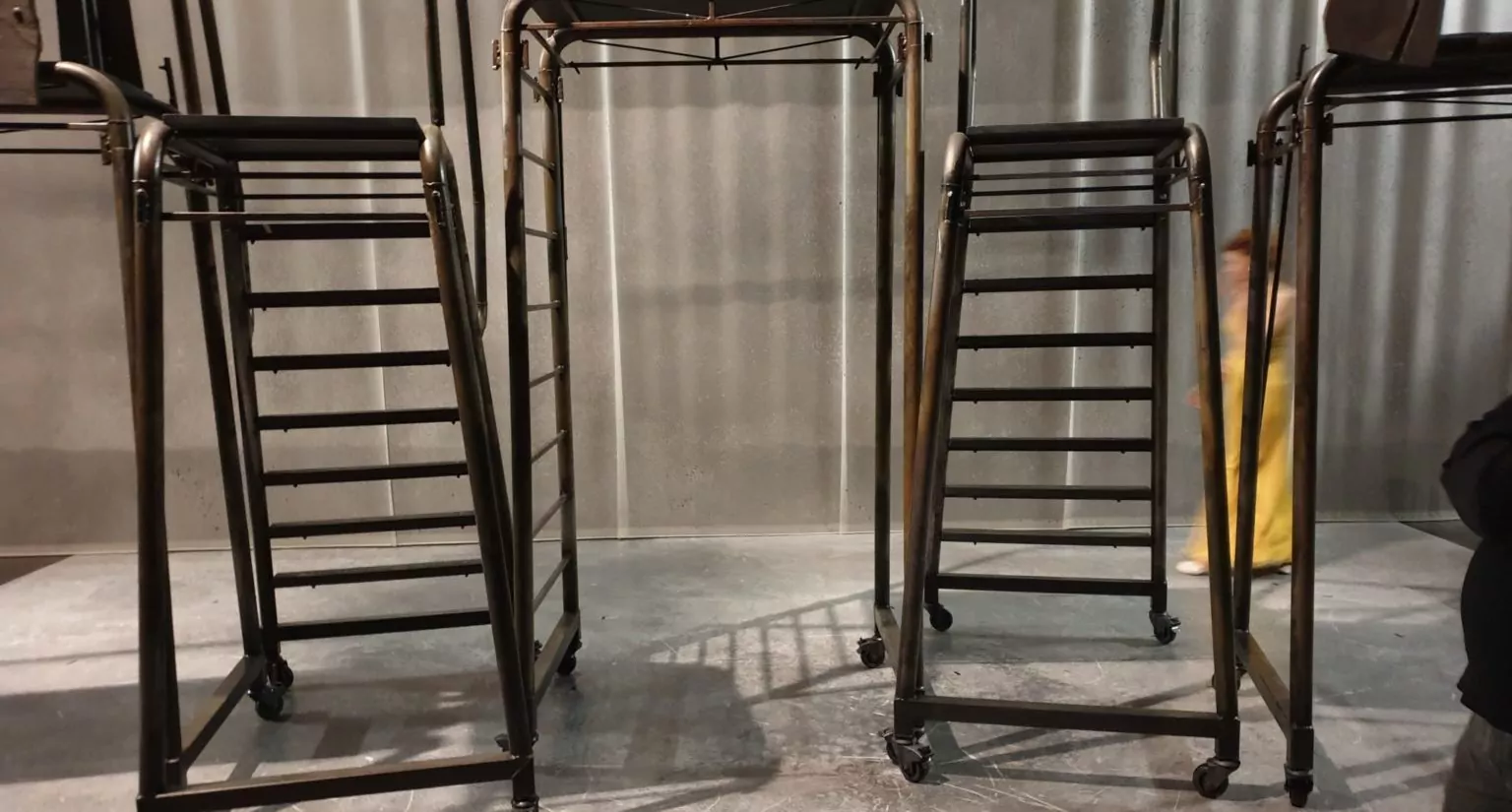 Des escabeaux de scène dans les coulisses
