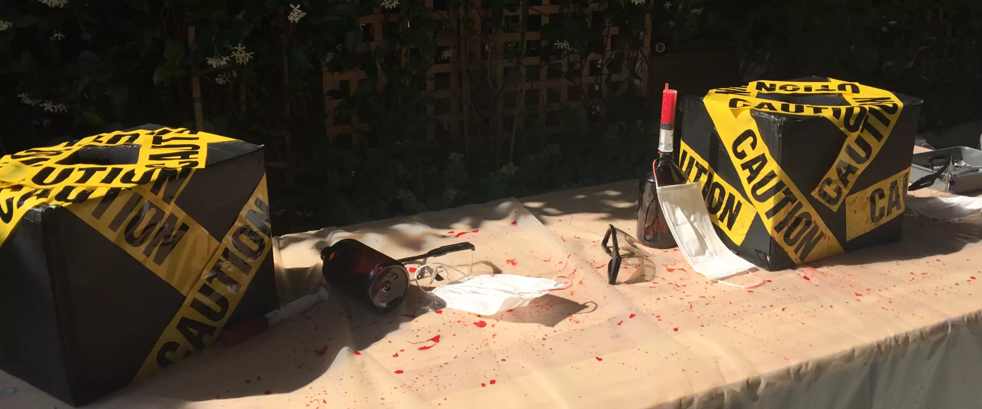 Une table bouclée par un ruban « Caution »