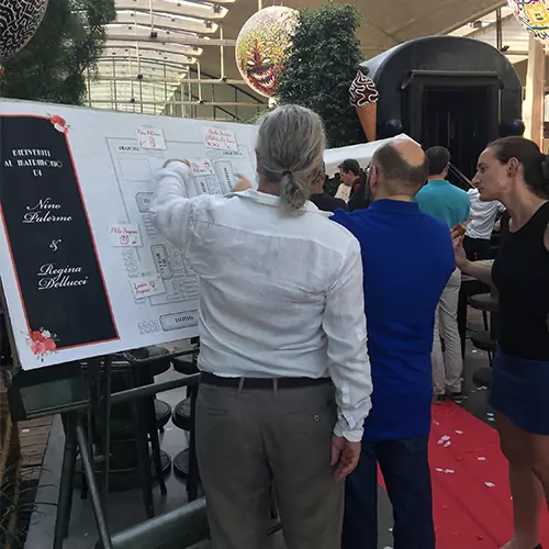 Des joueurs devant le plan de table de l'enquête