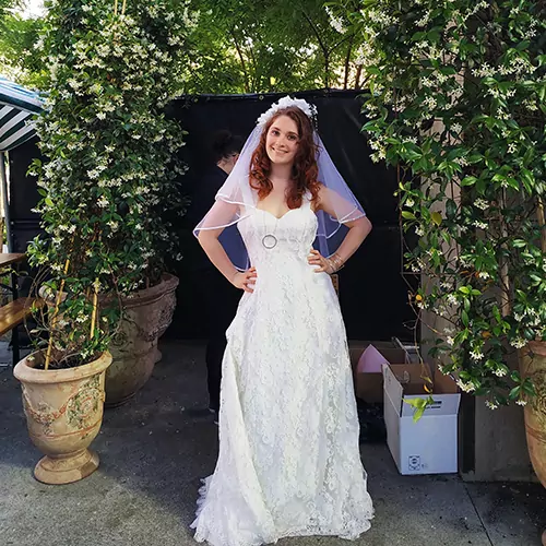 Une comédienne en robe de mariée