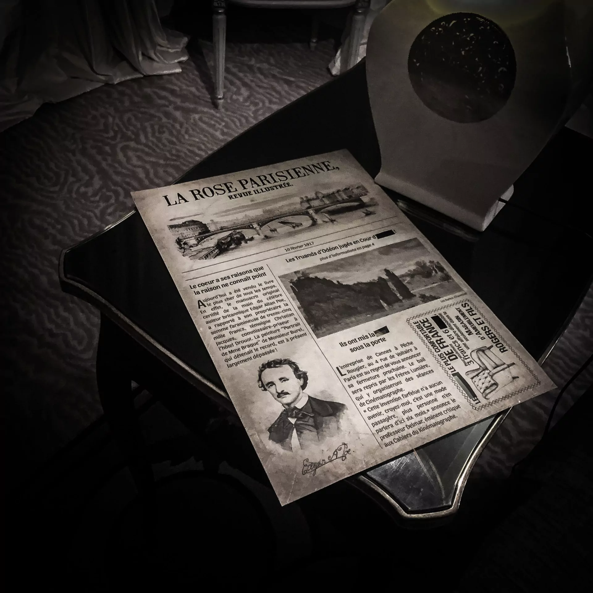 Un journal d'époque posé sur une table de la suite