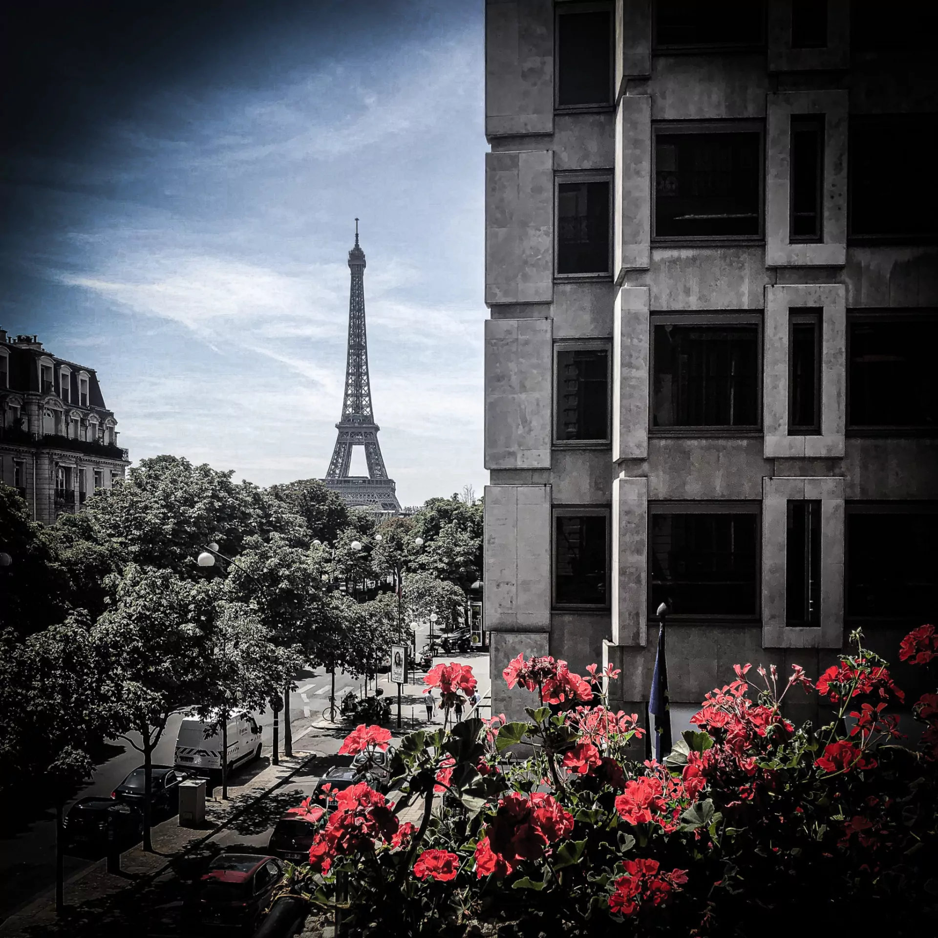 La tour Eiffel vue depuis un balcon fleuri de la suite