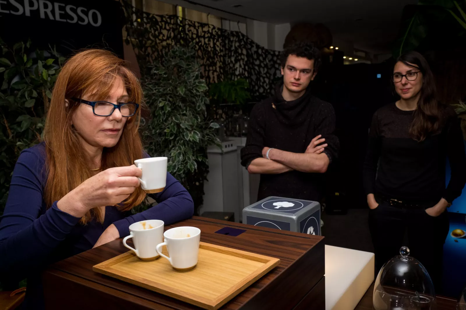 Une participante goûte un café pendant l'enquête