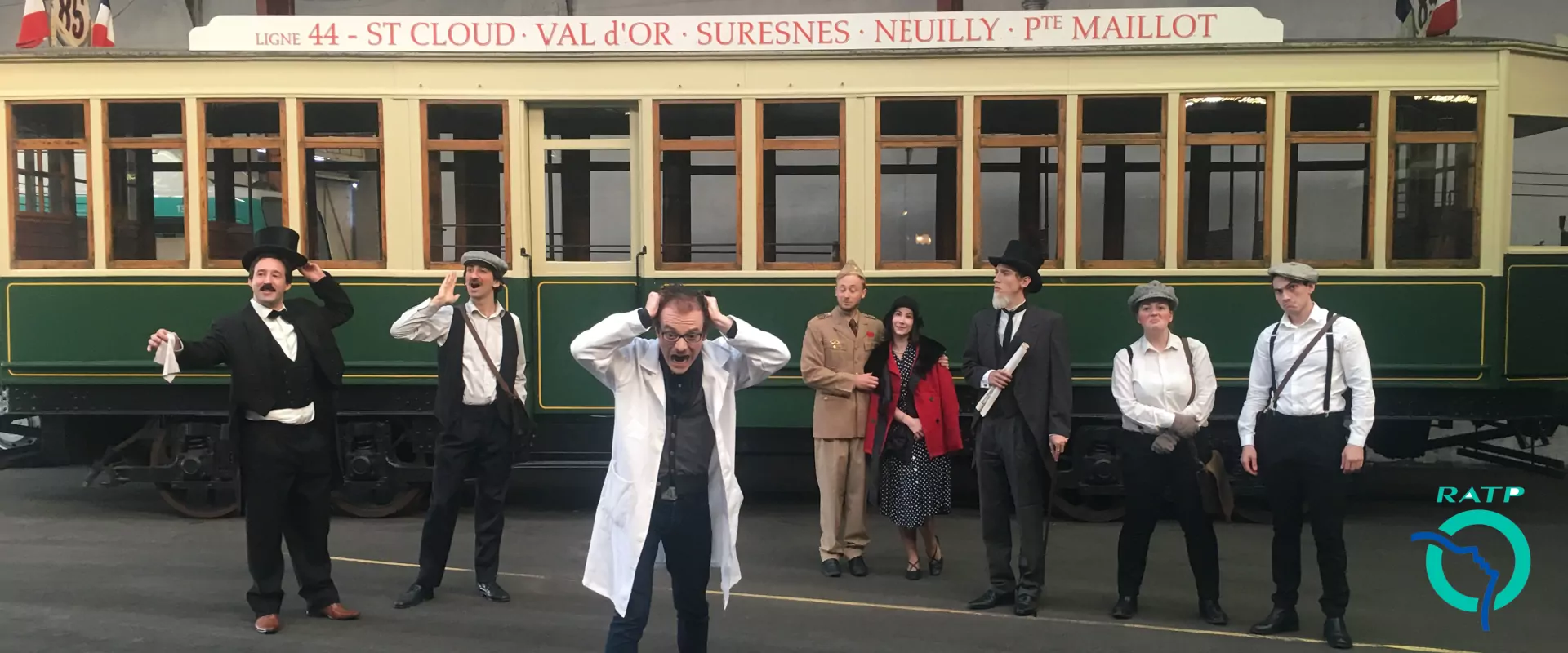 Les comédiens alignés devant un tramway ancien