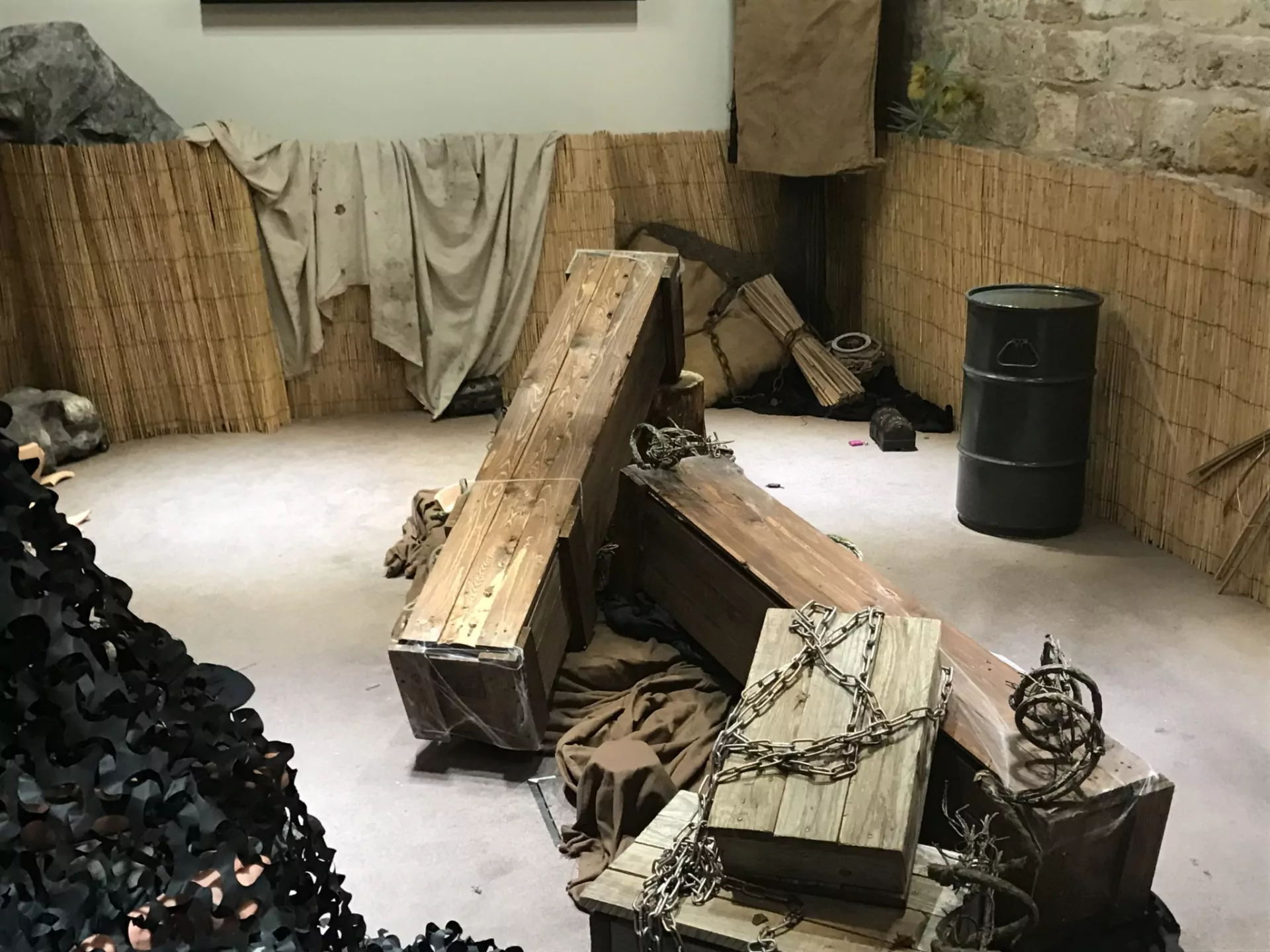 Le décor de l'escape game : caisses, chaînes et cercueil