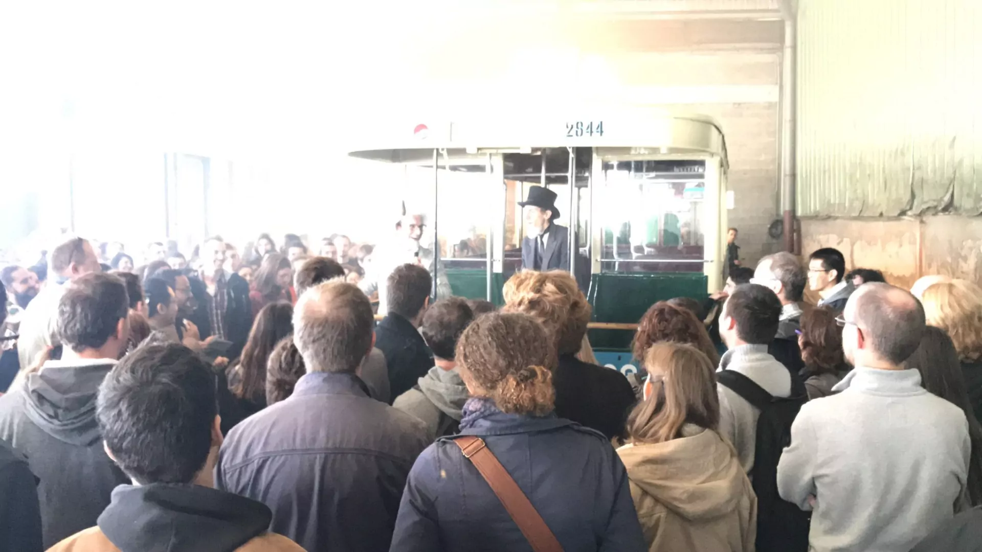 La foule des joueurs face à un comédien