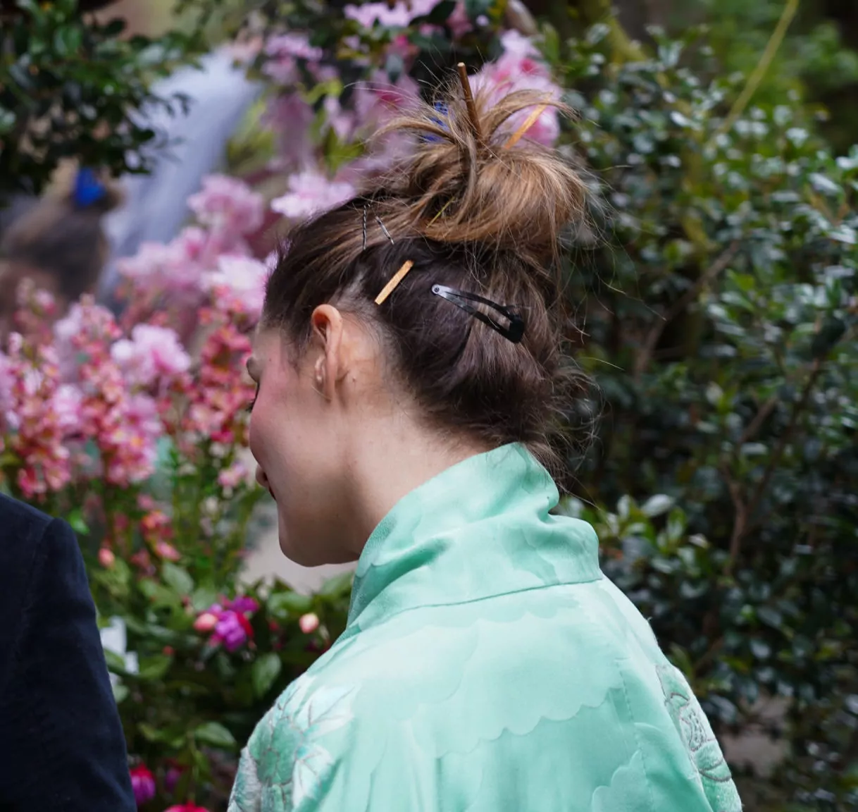 Une comédienne en kimono dans les jardins du musée