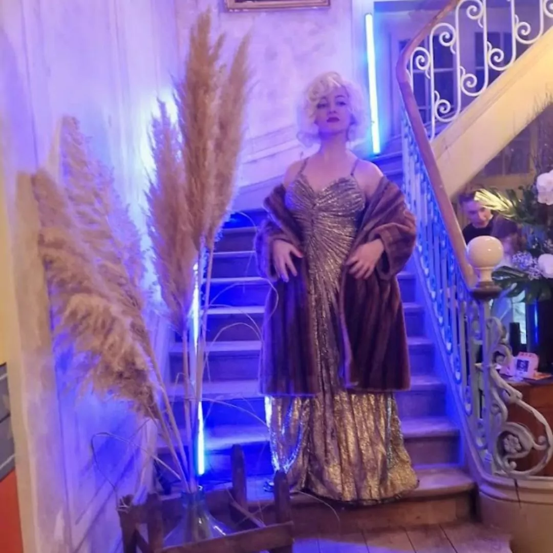 Une comédienne en Marilyn Monroe au pied d'un escalier