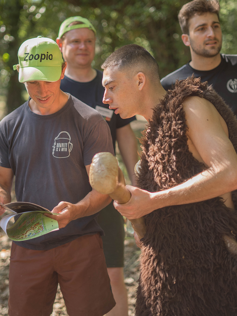 Personnes effectutant un jeu de piste