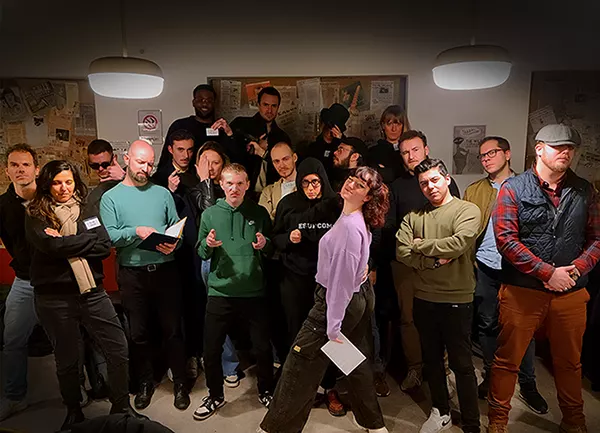 Le groupe réuni, documents de jeu en main