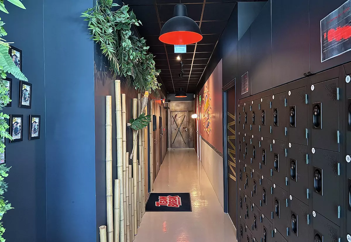 Le couloir des salles et les casiers