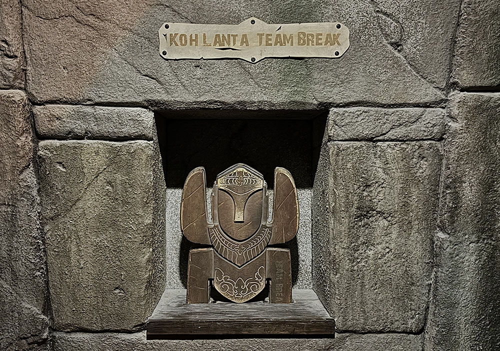 Le totem dans sa niche de pierre, sous la plaque Koh Lanta Team Break, &agrave; Grenoble