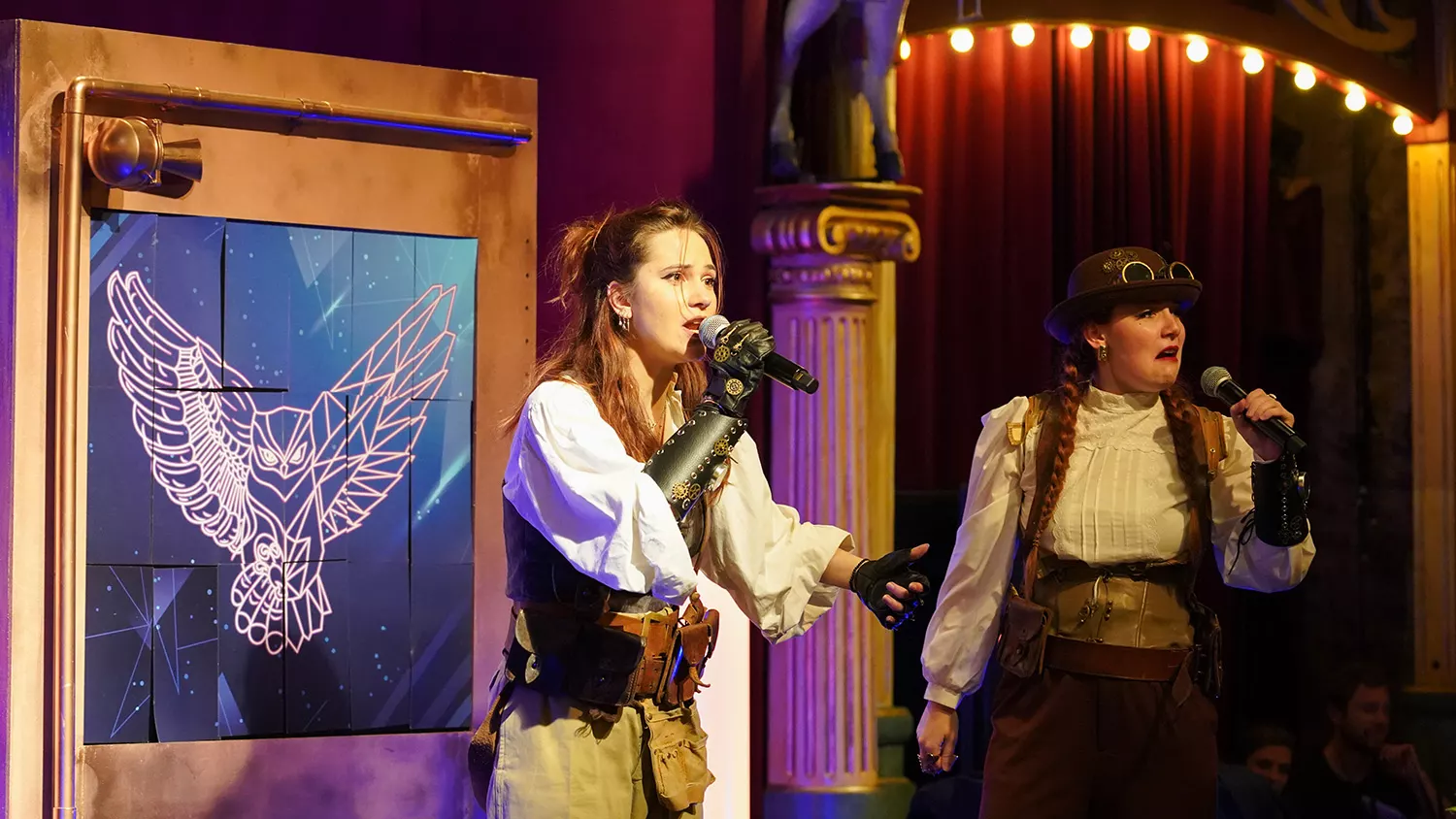 Deux comédiennes au micro sur scène