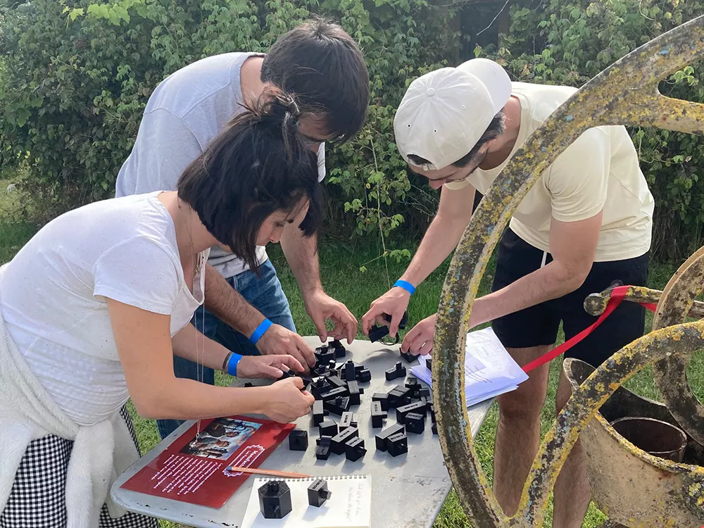 Des joueurs assemblent des pièces en extérieur