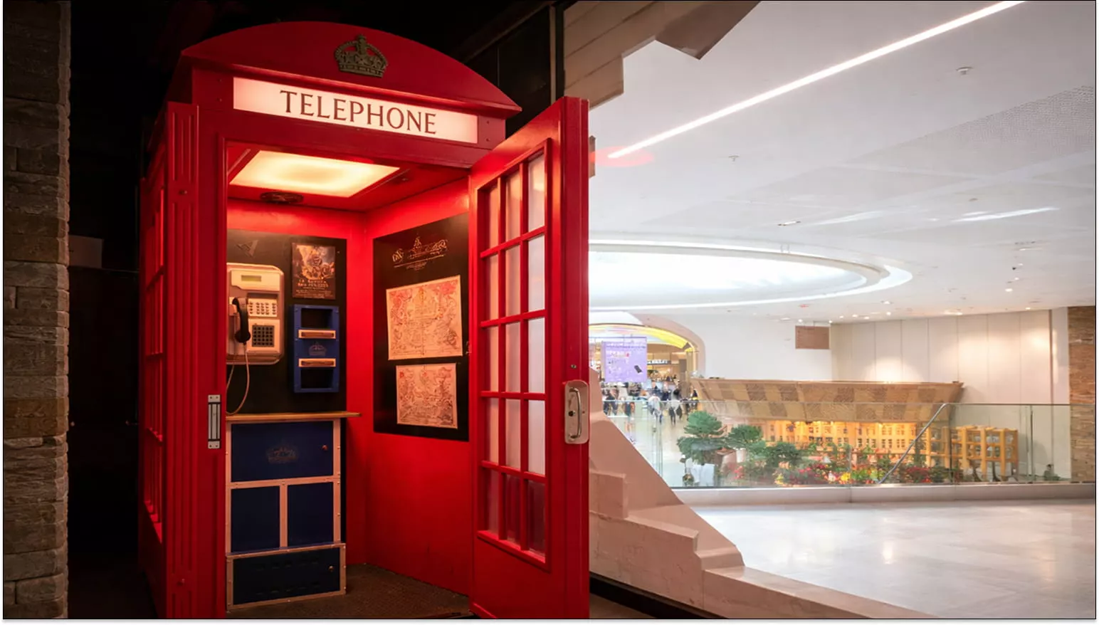 La cabine Phone Game installée dans un grand hall