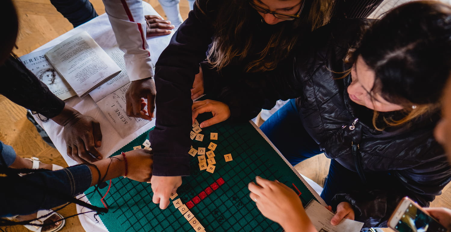 personnes réalisant un escape game en entreprise