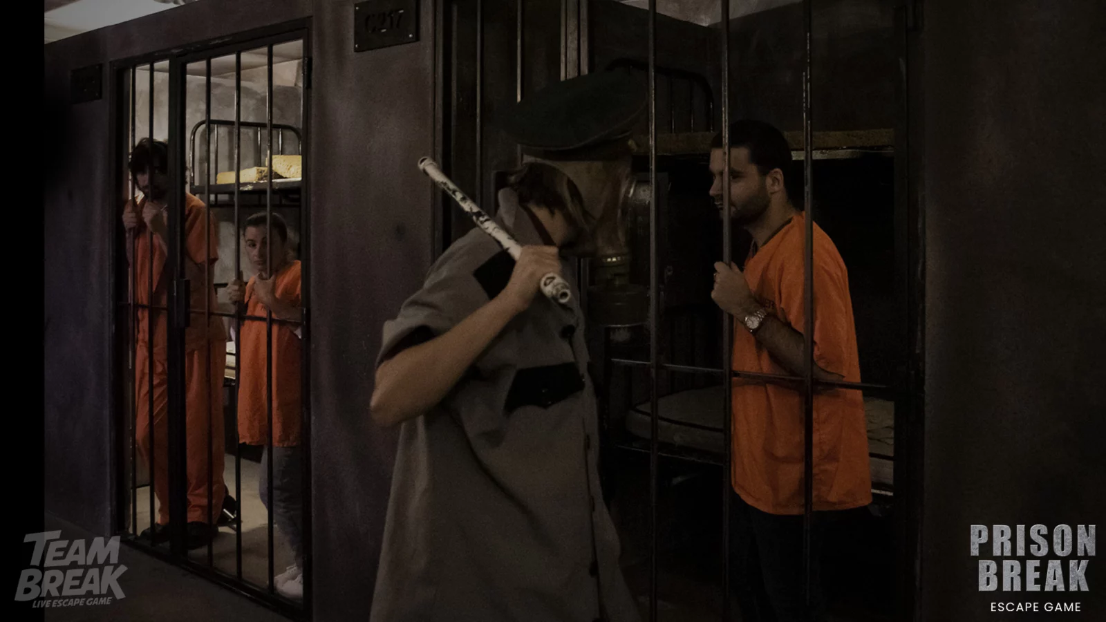 Joueurs dans la salle d'escape game Prison Break de Team Break
