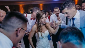 Blind test mariage : la playlist et les astuces pour animer votre journée