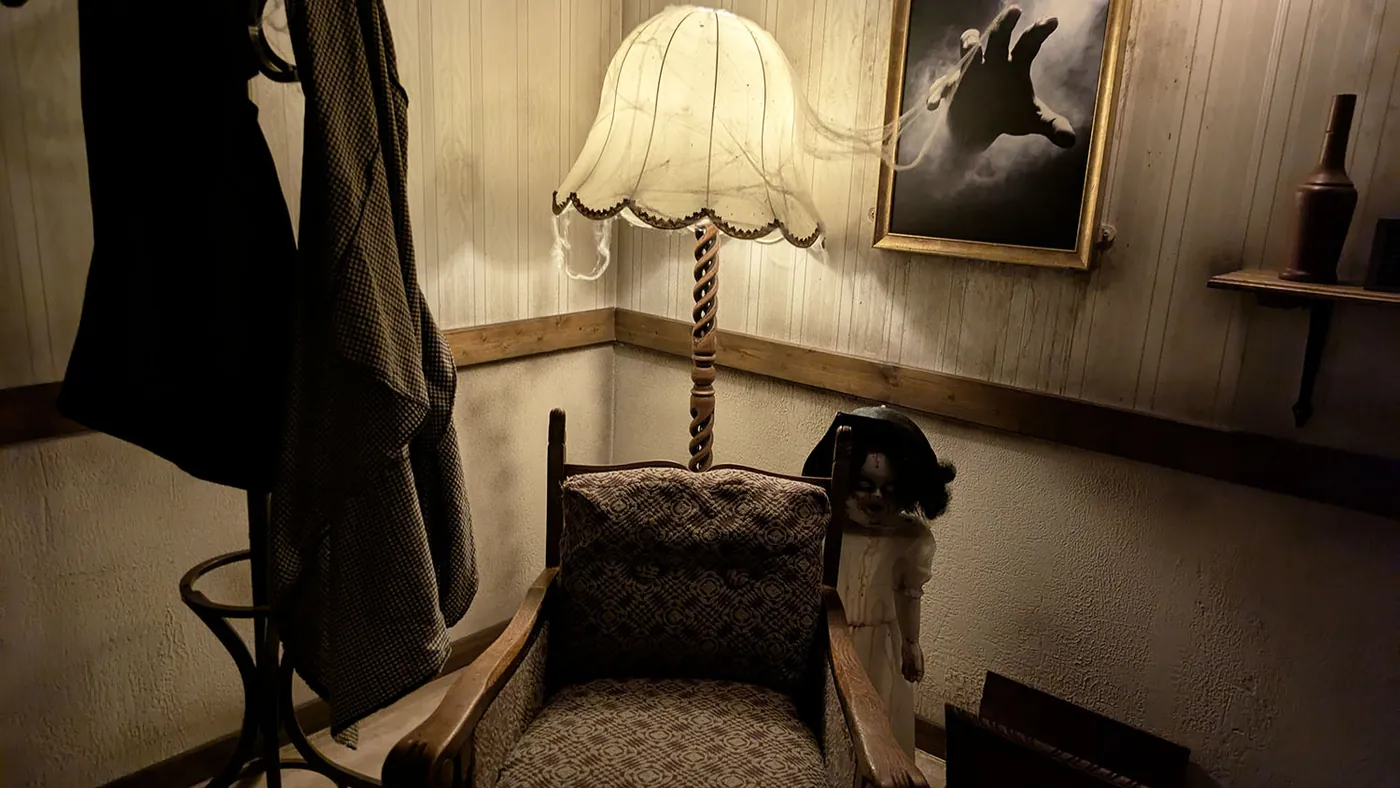 Une chambre de l'hôtel hanté, Haunted Room à Paris 9