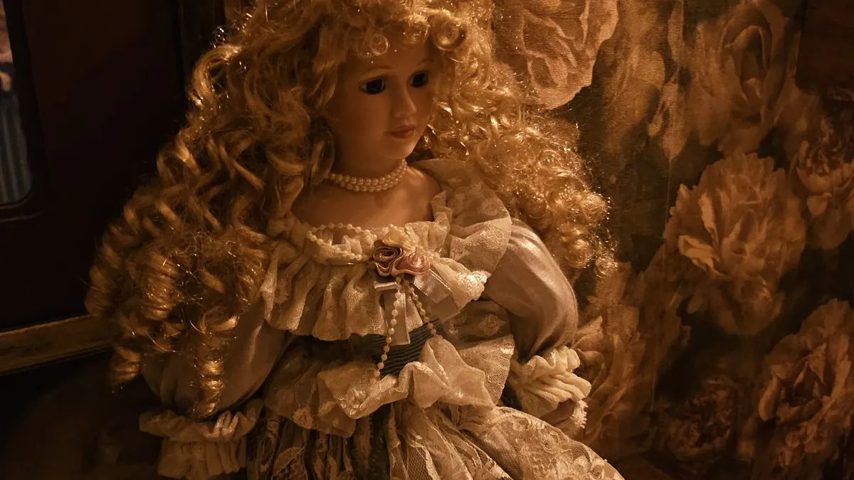 Une poupée dans la salle Haunted Room de Rouen